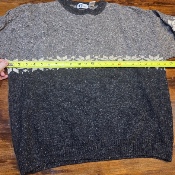 Vintage Men's Gray and Black Sweater with Snowflake Pattern Large - Picture 5 of 7